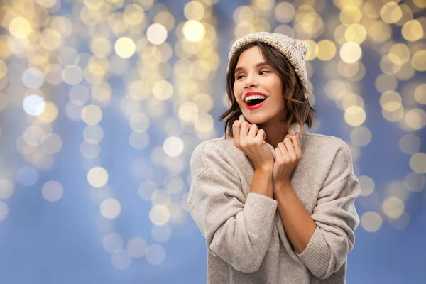 Νεαρή γυναίκα σε χειμερινό καπέλο και πουλόβερ τα Χριστούγεννα — Φωτογραφία Αρχείου