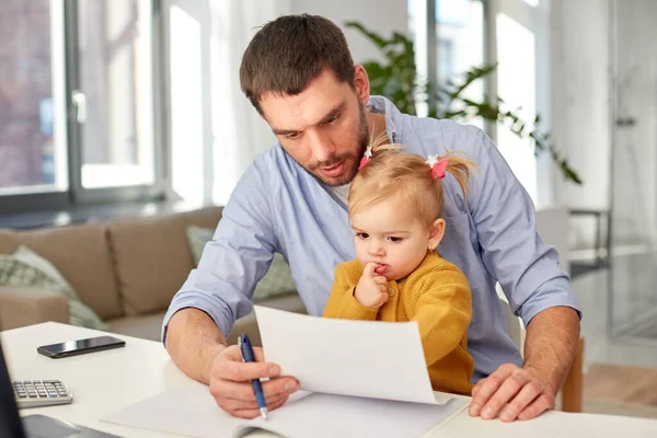 Padre di lavoro con la figlia bambino a casa ufficio — Foto Stock