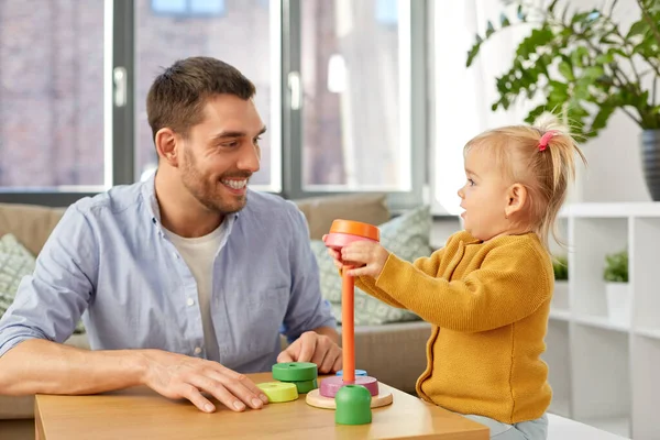 Pai brincando com filhinha em casa — Fotografia de Stock