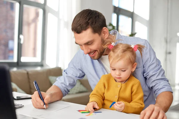 Padre di lavoro con la figlia bambino a casa ufficio — Foto Stock