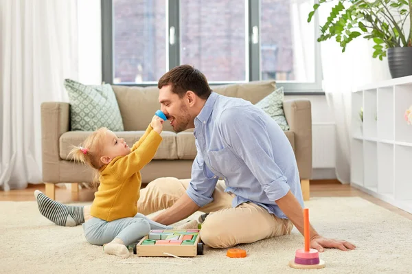 Padre jugando con la pequeña hija en casa — Foto de Stock