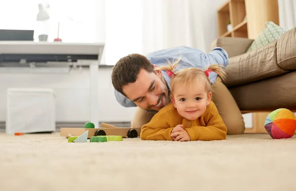 Padre feliz con la hija jugando en casa — Foto de Stock