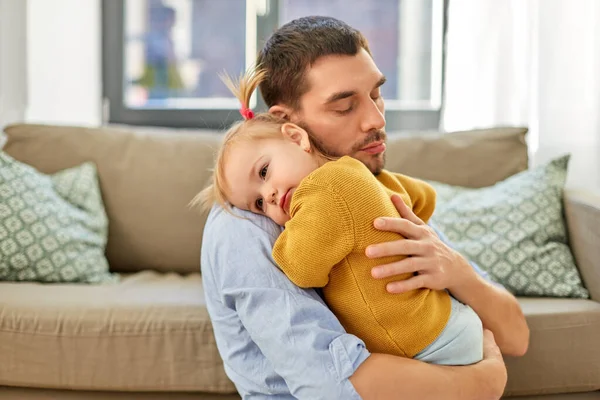 Amoroso padre sosteniendo bebé hija en casa —  Fotos de Stock