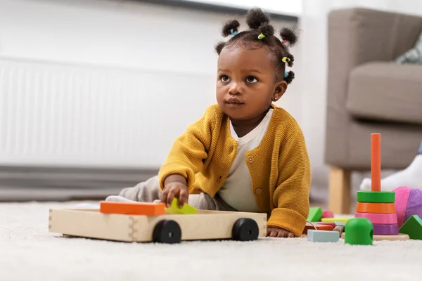 アフリカの女の子はおもちゃのブロックで遊んでいます — ストック写真