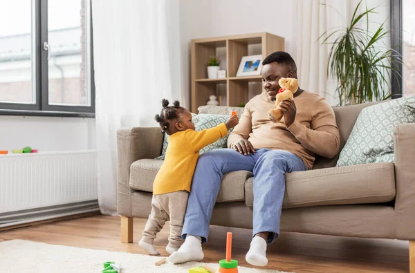 Афроамериканський батько грає з дитиною вдома — стокове фото