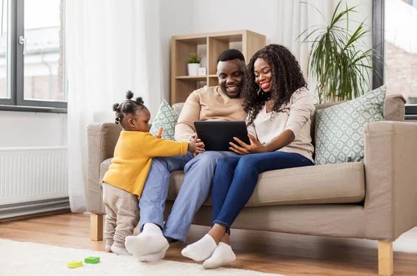 Αφρικανική αμερικανική οικογένεια με tablet pc στο σπίτι — Φωτογραφία Αρχείου