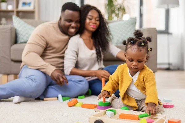 アフリカの家族は家で娘と遊んでいます — ストック写真