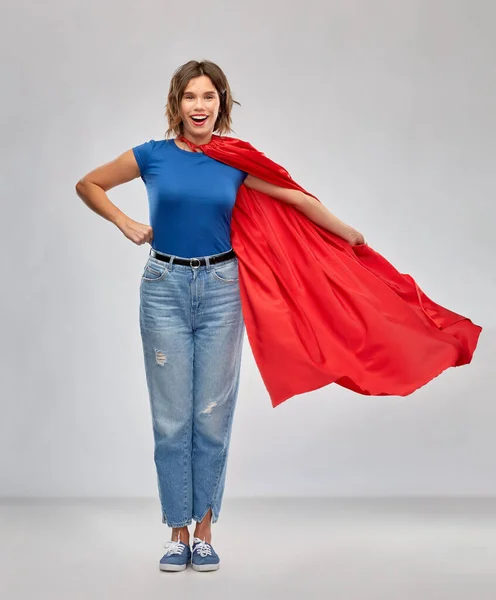赤いスーパーヒーローケープの幸せな女性 — ストック写真
