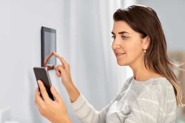 Woman using tablet computer and smartphone — Stock Photo, Image