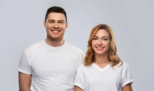 Портрет счастливой пары в белых футболках — стоковое фото
