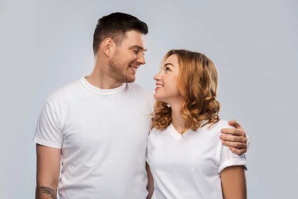 Portret van gelukkig koppel in witte t-shirts — Stockfoto