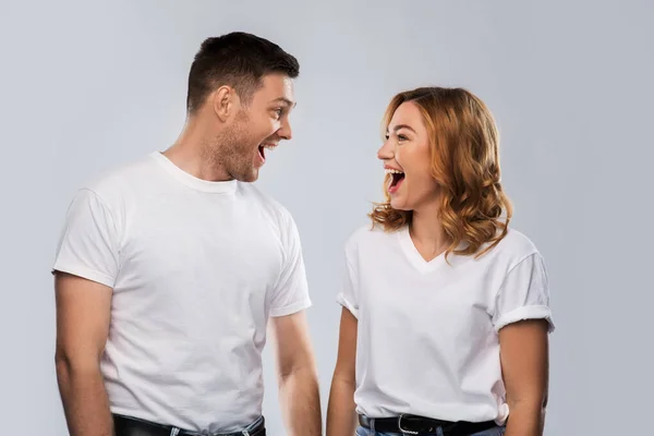 Retrato de risos casal em t-shirts brancas — Fotografia de Stock