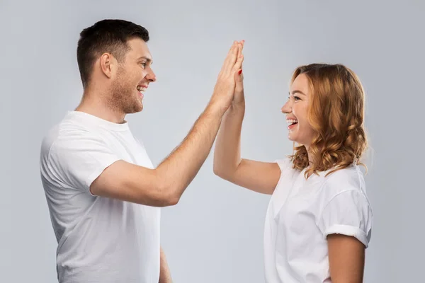 Feliz casal fazendo alto cinco gesto — Fotografia de Stock