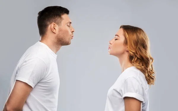 Beyaz tişörtlü çift öpüşmeye hazır. — Stok fotoğraf