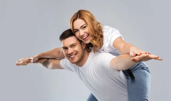 Casal feliz em t-shirts brancas se divertindo — Fotografia de Stock