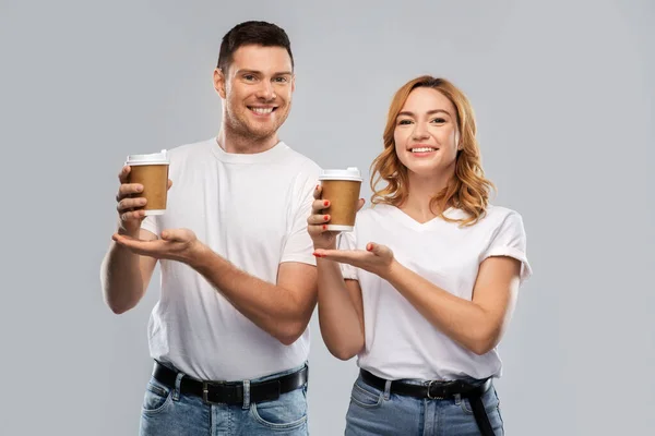 Retrato de pareja feliz con tazas de café para llevar — Foto de Stock