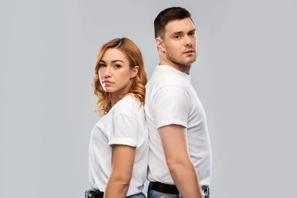 Porträt eines traurigen Paares in weißen T-Shirts — Stockfoto