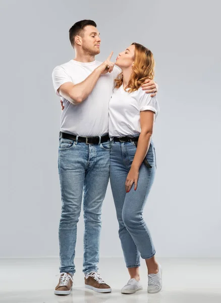 Casal em camisetas brancas pronto para o beijo — Fotografia de Stock