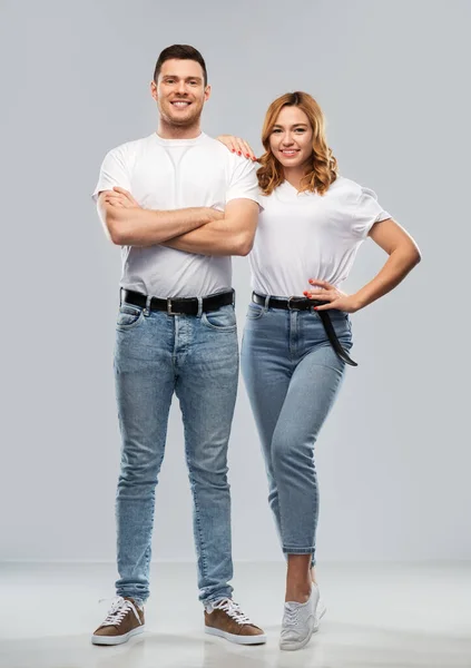 Retrato de feliz pareja en camisetas blancas — Foto de Stock