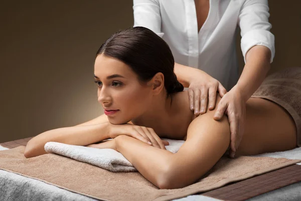 Woman lying and having back massage at spa — Stock Photo, Image