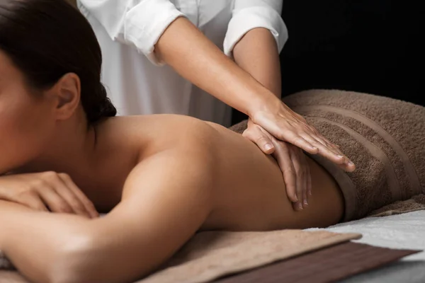 Kvinna liggande och med ryggmassage på spa — Stockfoto