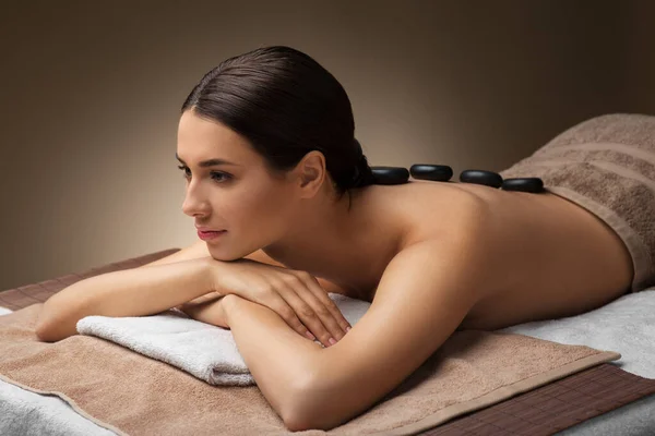 Vrouw het hebben van hete steen massage in spa — Stockfoto