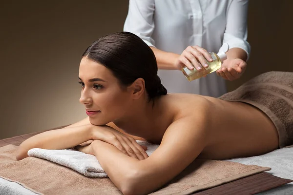 Hermosa mujer teniendo masaje de espalda en el spa — Foto de Stock