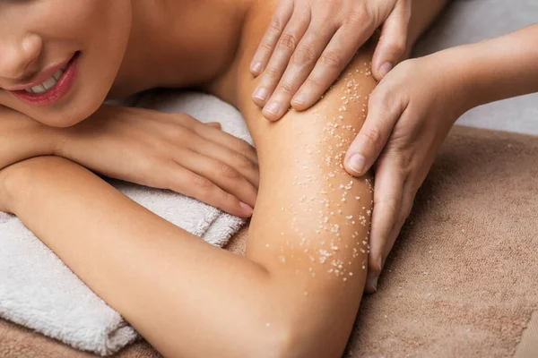 Gros plan de femme ayant massage au sel au spa — Photo