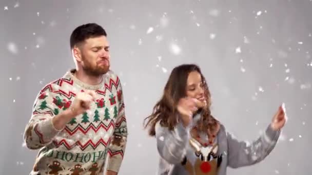 행복 한 커플 크리스마스 파티에서 춤 — 비디오