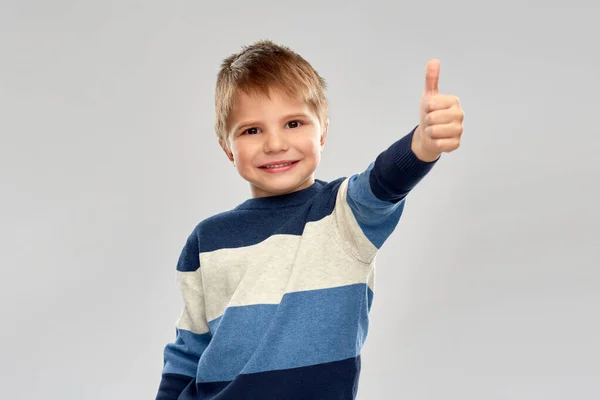 Μικρό αγόρι με ριγέ πουλόβερ που δείχνει τους αντίχειρες προς τα πάνω — Φωτογραφία Αρχείου