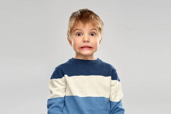 Geschokt kleine jongen in de gestreepte pullover — Stockfoto