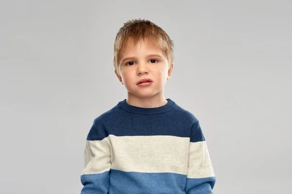 Portrét malého chlapce v pruhovaném svetru — Stock fotografie