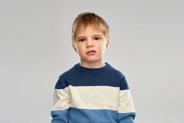 Retrato de niño pequeño en jersey a rayas —  Fotos de Stock