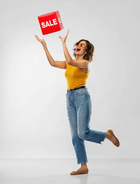 Boldog mosolygós fiatal nő pózol eladó táblával — Stock Fotó