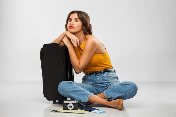 Donna con borsa da viaggio, biglietto aereo, mappa e macchina fotografica — Foto Stock