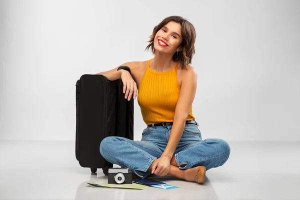 Mujer con bolsa de viaje, billete de avión, mapa y cámara —  Fotos de Stock