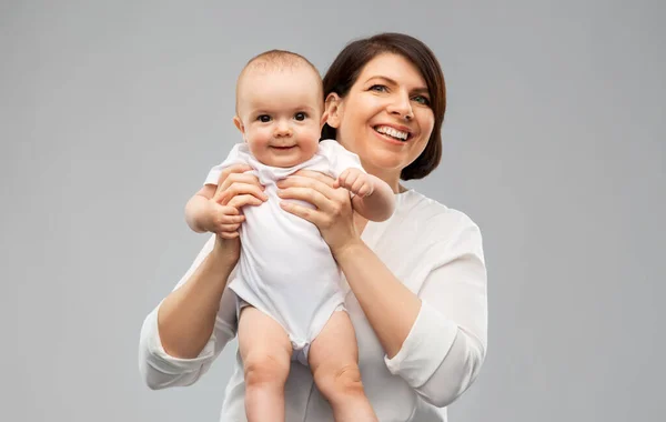 Feliz mãe de meia-idade com filhinha bebê — Fotografia de Stock