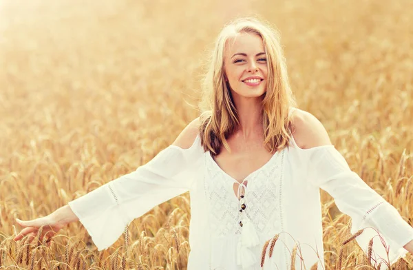 シリアルフィールドで白いドレスの若い女性を笑顔 — ストック写真