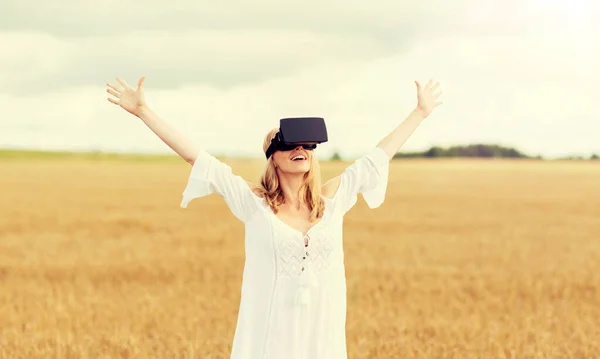 Vrouw in virtual reality headset op granen veld — Stockfoto