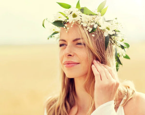 Mulher feliz na grinalda de flores — Fotografia de Stock