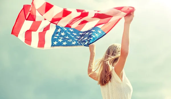 Jovem feliz com bandeira americana ao ar livre — Fotografia de Stock