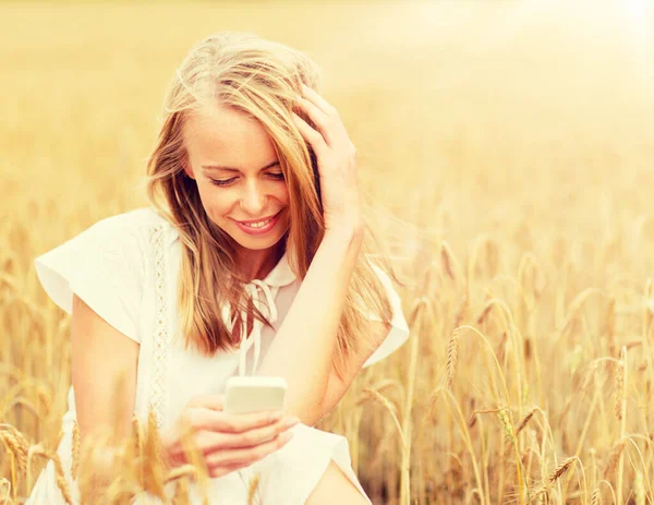 Mulher feliz com smartphone e fones de ouvido — Fotografia de Stock