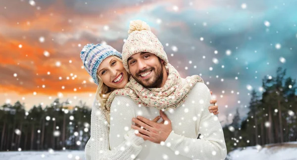 Sonriente pareja en invierno ropa abrazos —  Fotos de Stock