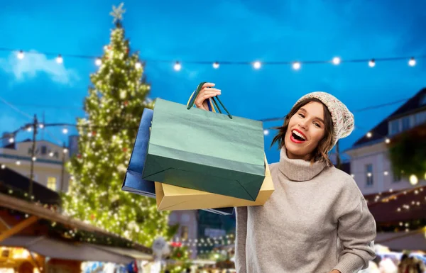 Mujer con bolsas de compras en el mercado de Navidad — Foto de Stock