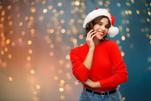 Glad ung kvinna i tomte hatt på jul — Stockfoto