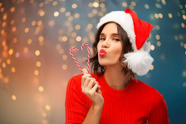 Glückliche junge Frau mit Weihnachtsmütze an Weihnachten — Stockfoto