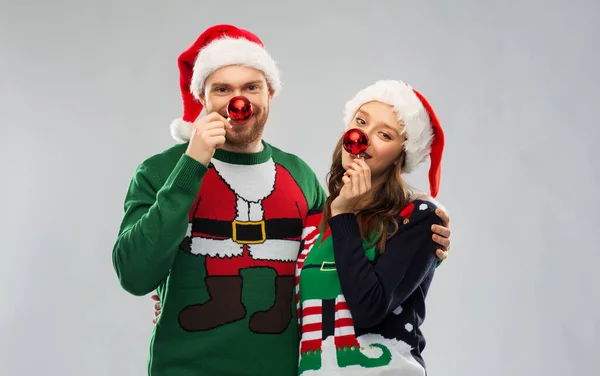 Felice coppia in maglioni di Natale e cappelli di Babbo Natale — Foto Stock