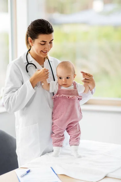 Kinderärztin mit Baby in Klinik — Stockfoto