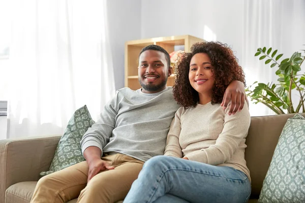 快乐的非洲裔美国夫妇在家里拥抱 — 图库照片