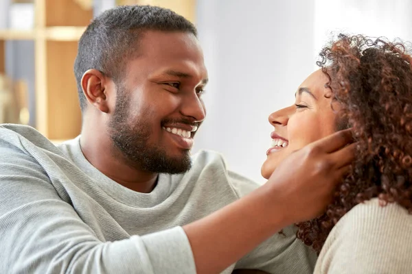 Feliz casal afro-americano em casa — Fotografia de Stock